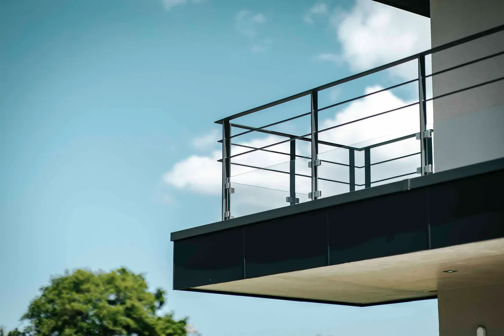 Structure métallique d’un balcon en porte-à-faux se détachant sur le ciel