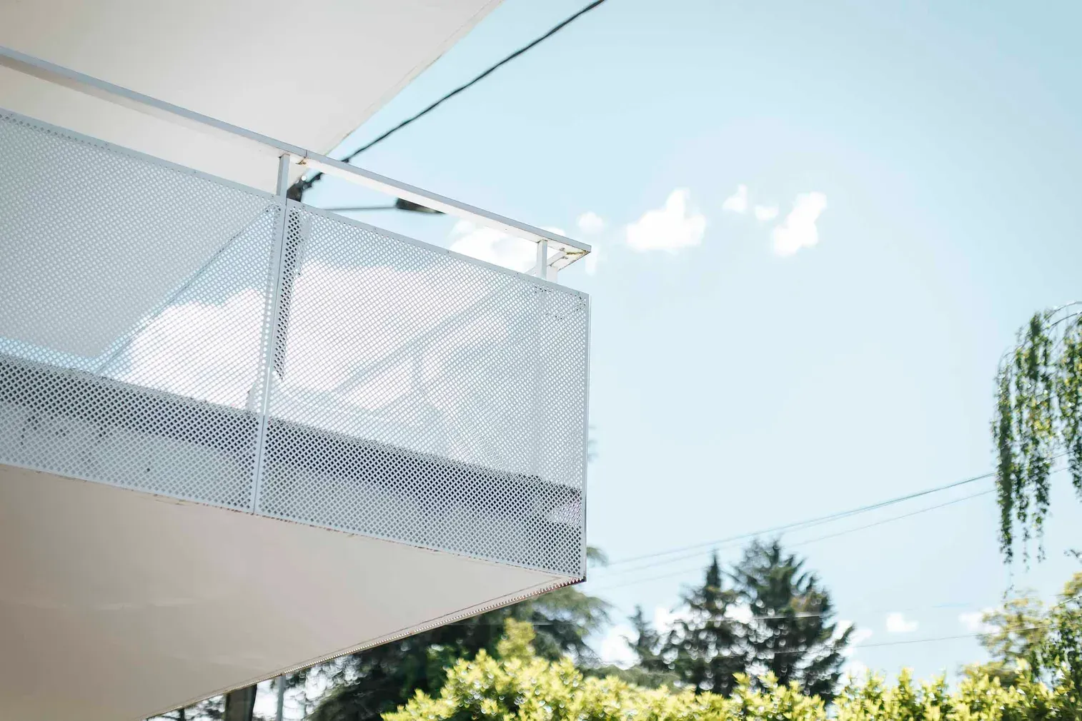 Balcon en encorbellement avec garde-corps en tôle perforée