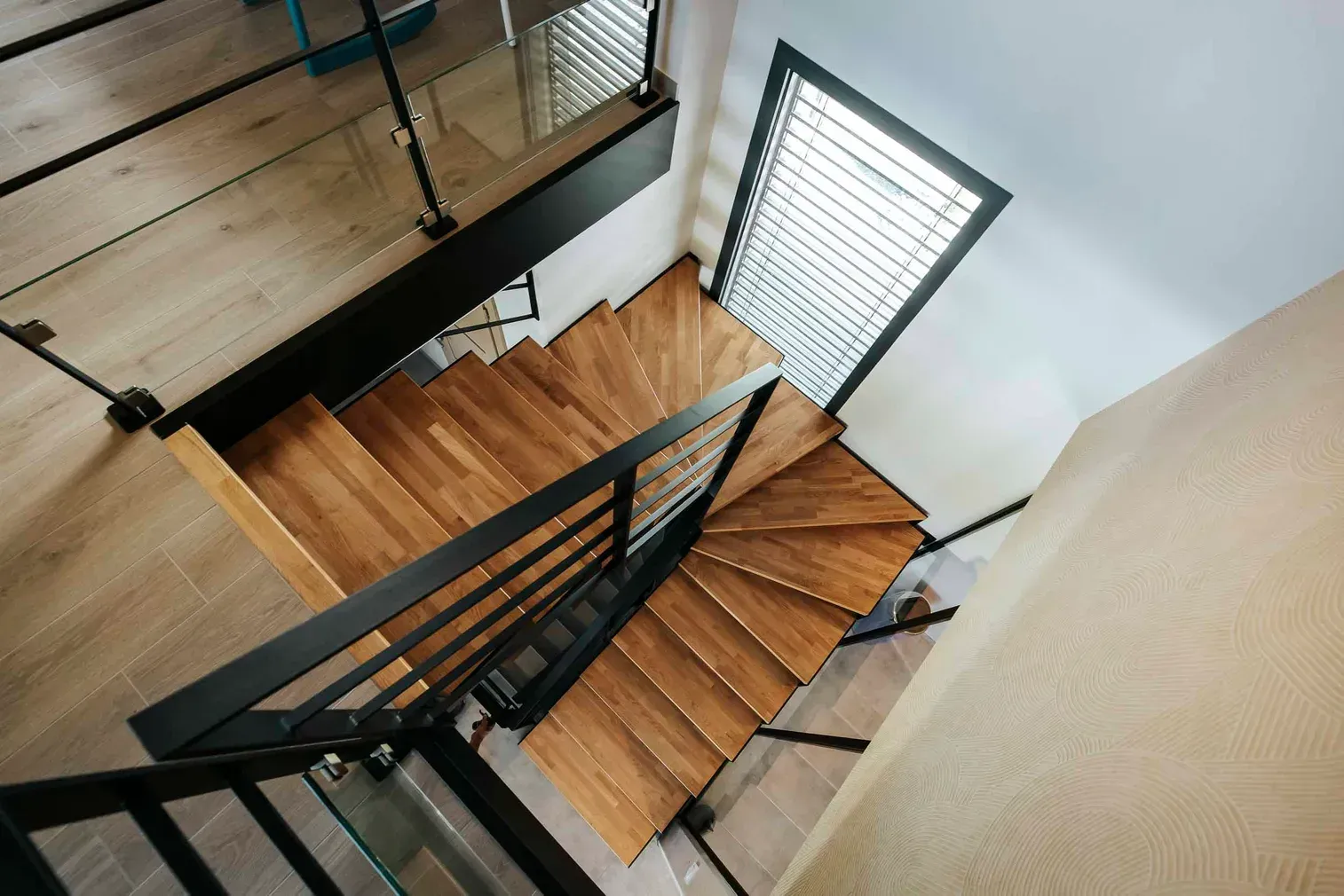 Escalier métallique à marches en bois vu du dessus