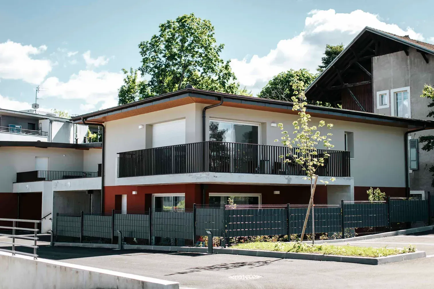 Immeuble de logements aux balcons filants soulignés de garde-corps métalliques
