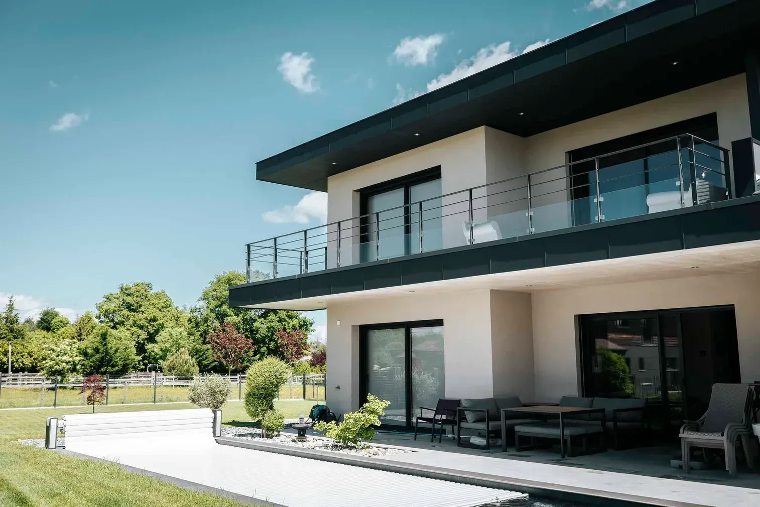 Maison contemporaine équipée de garde-corps en verre et de menuiseries métalliques
