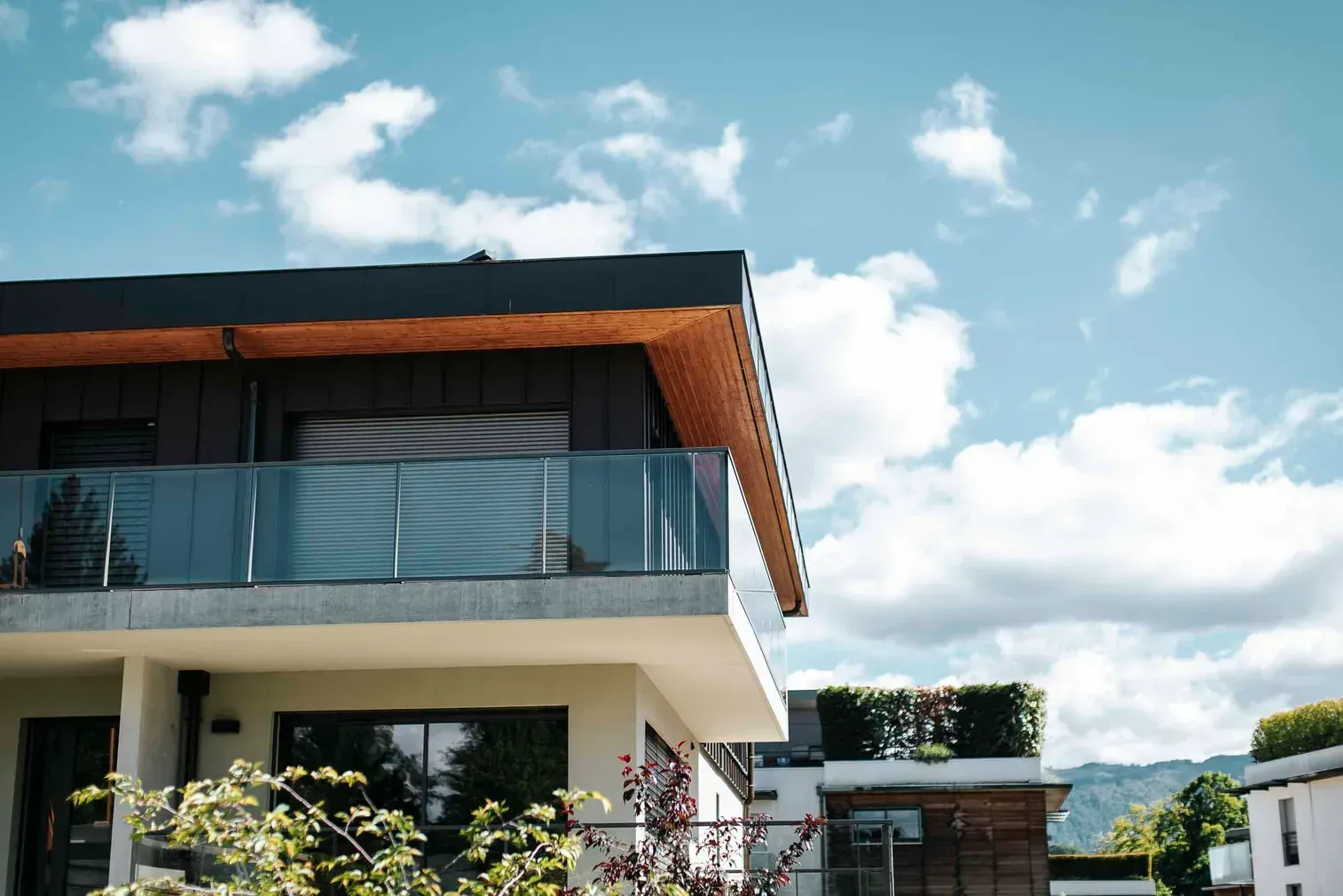 Terrasse d’une maison neuve fermée par un garde-corps vitré