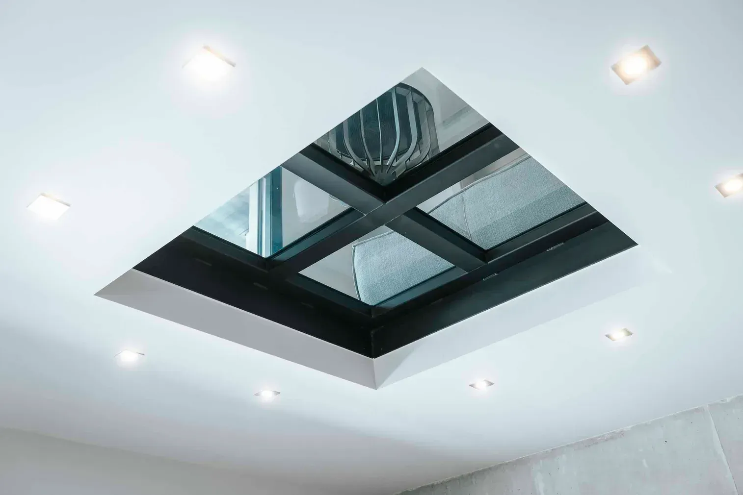 Verrière métallique pyramidale intégrée en plafond