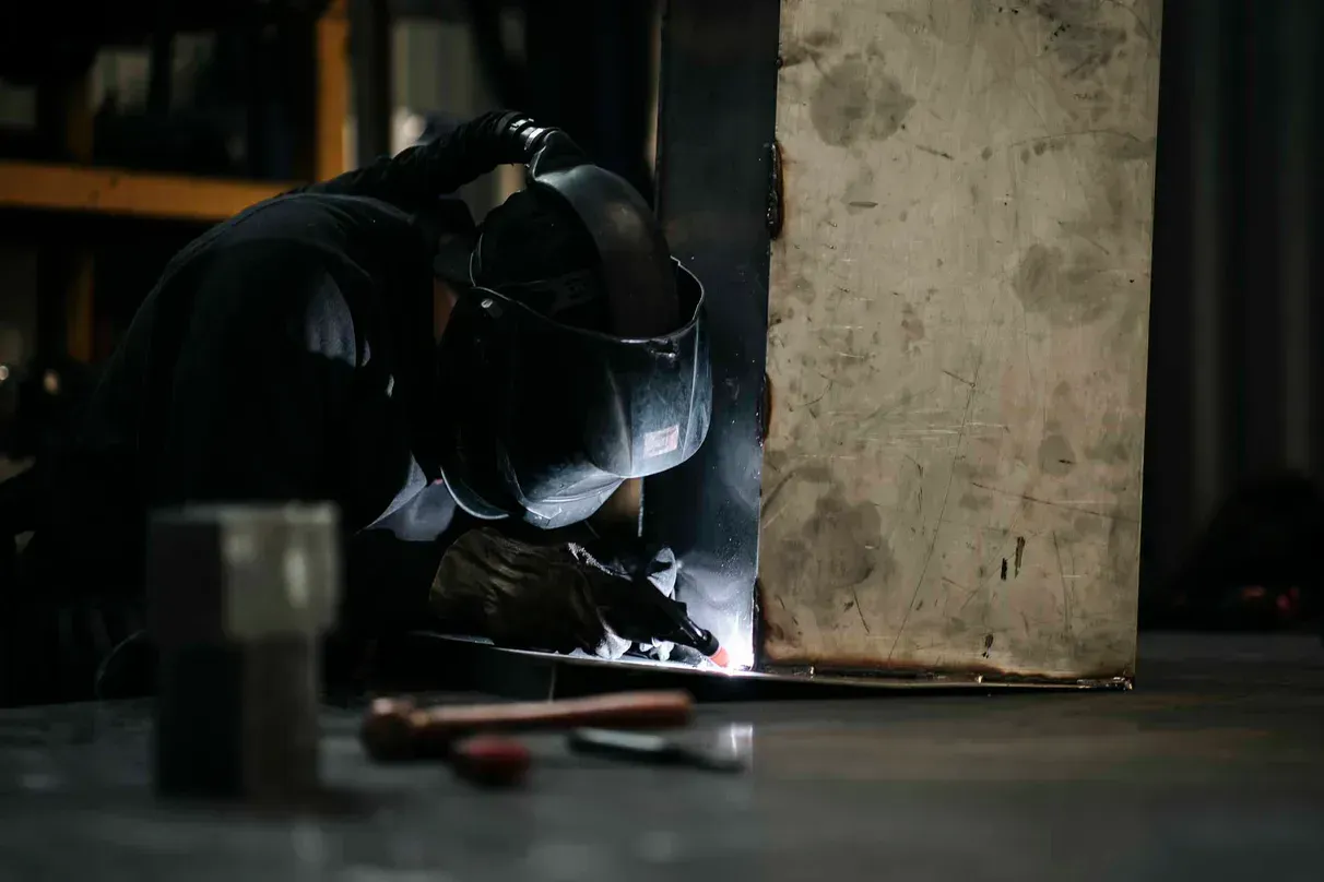 Soudeur de CMC au travail sur une pièce métallique dans l’atelier
