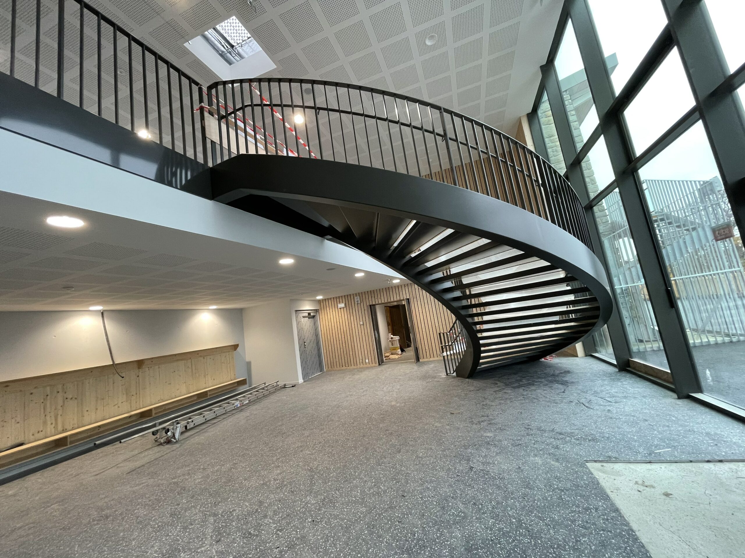 Escalier tournant sur mesure design et moderne à l'école d'Allinges