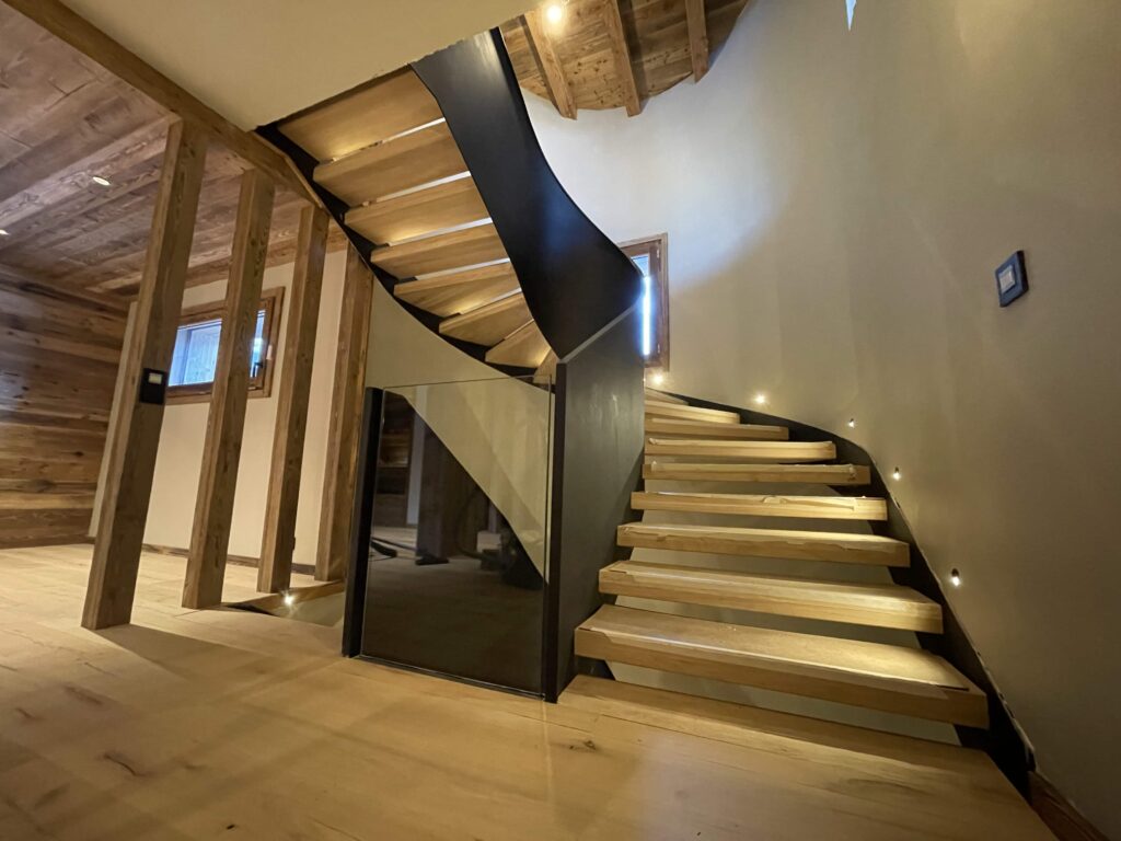 Escalier design dans un chalet à Châtel